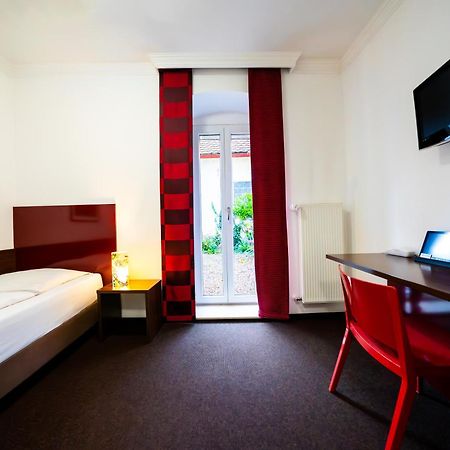 Hotel Bergbauer Mit Late-Self-Check-In นอยบวร์ก อันแดร์ โดเนา ภายนอก รูปภาพ