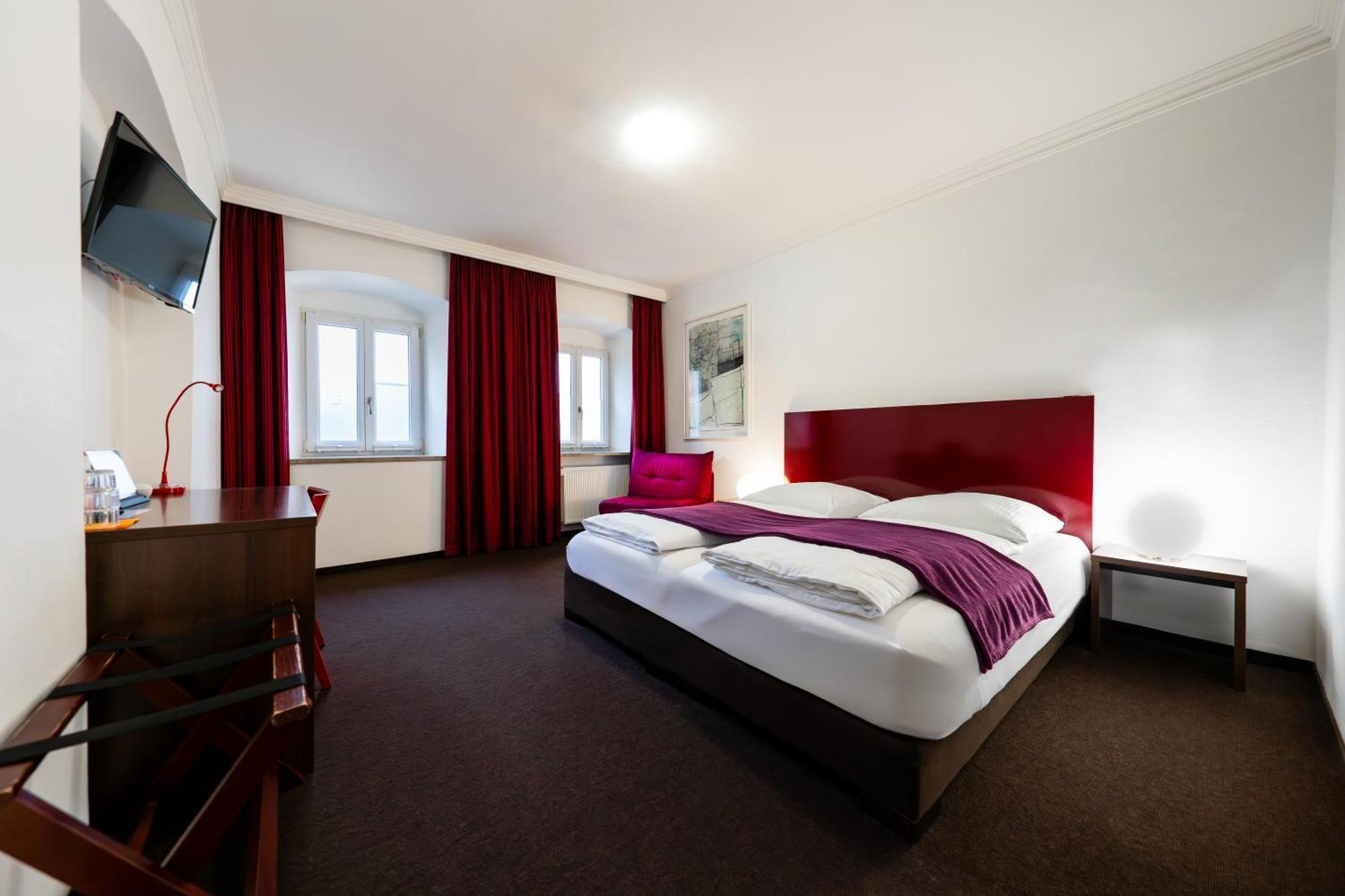 Hotel Bergbauer Mit Late-Self-Check-In นอยบวร์ก อันแดร์ โดเนา ภายนอก รูปภาพ